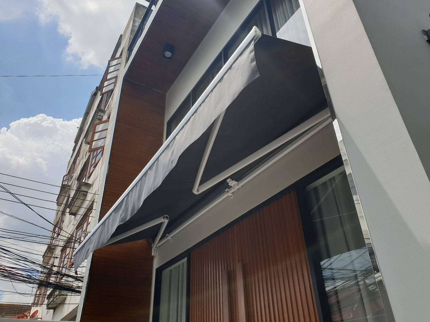 Retractable Awning (กันสาดแขนยื่น)